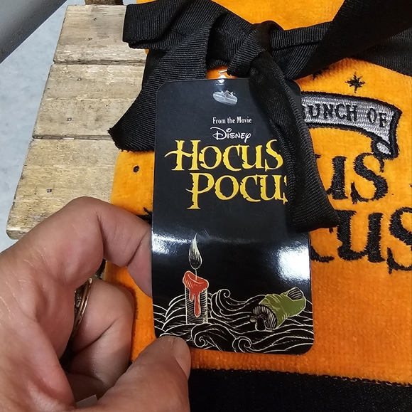 Disney "Hocus Pocus" Hand Towels~ Set Of 2 - Picture 3 of 4